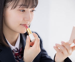 普段メイクをする小中学生は約7割!中学生の約4割が「毎日学校へメイクしていく」 普段メイクをする小中学生は約7割!中学生の約4割が「毎日学校へメイクしていく」