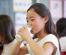 学校給食で、小中学生の58.1%が「牛乳以外の飲みものを選びたい」と回答 学校給食で、小中学生の58.1%が「牛乳以外の飲みものを選びたい」と回答