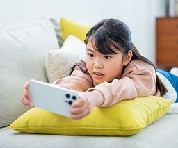 スマホ中毒だと感じる小学生は37%。理由1位「気づいたら1時間以上いじっていた」 スマホ中毒だと感じる小学生は37%。理由1位「気づいたら1時間以上いじっていた」